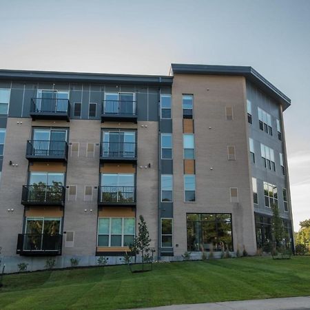 Frontdesk Core Apts Campustown Ames Esterno foto